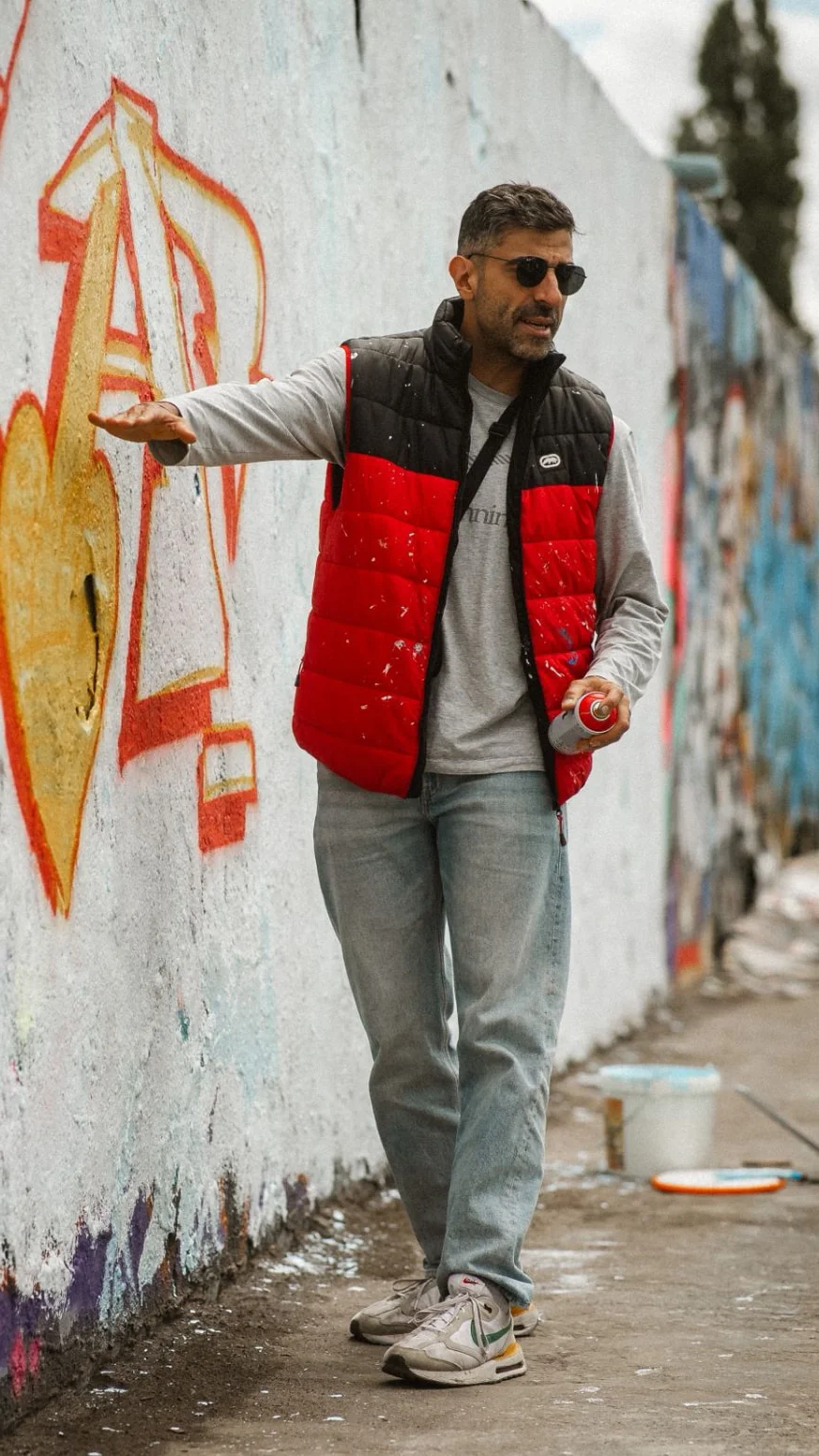 Baris Caniperk von WALLSTORIES bei der Arbeit an einer Graffitiwand in Berlin