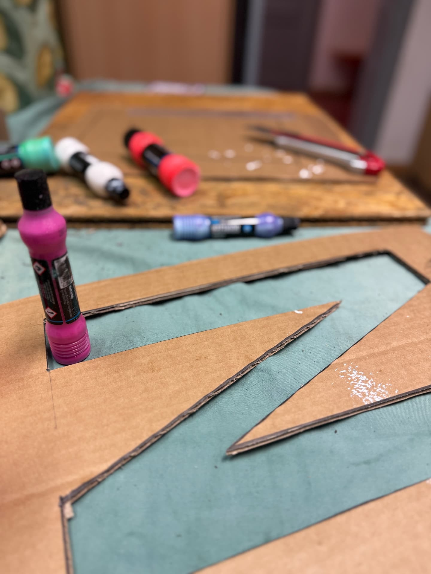 Stencil Art und Farben für einen kreativen Senioren-Workshop bei Wallstories