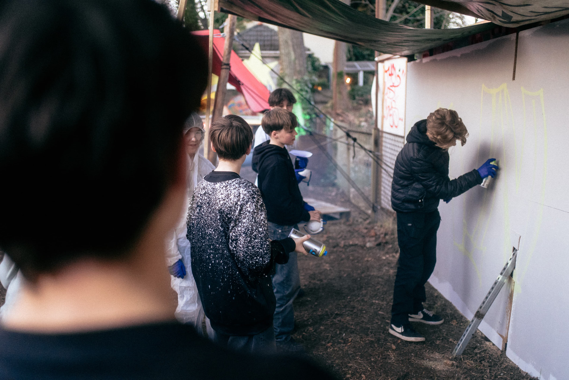 Graffiti-Kindergeburtstag in Berlin – Kinder sprühen gemeinsam an einer Wand